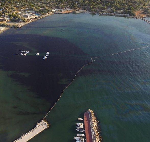Petrolle kaplanan Yunanistan kıyıları havadan görüntülendi