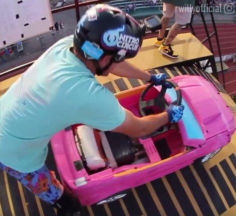 Dev rampadan oyuncak arabayla uçan adam