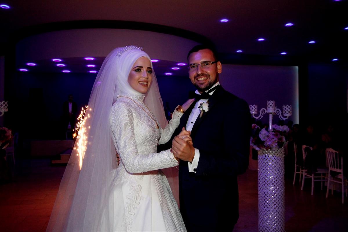 Tanıştıkları otobüs gelin arabaları oldu