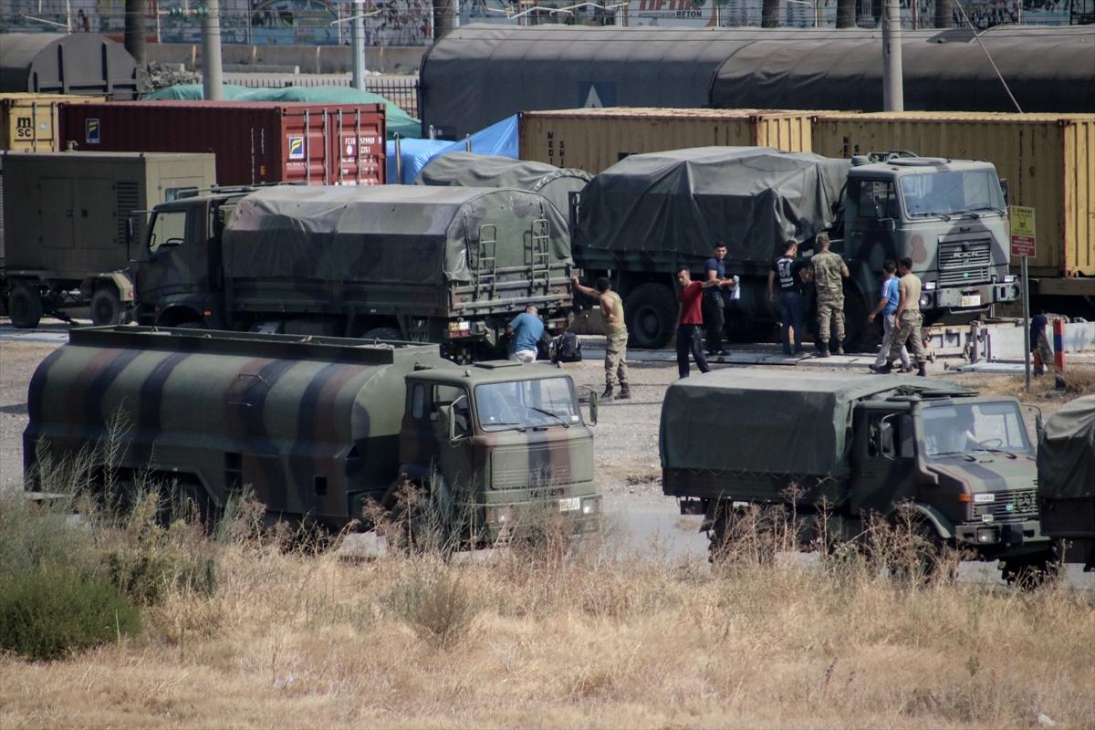 Sınıra askeri araç sevkiyatı devam ediyor