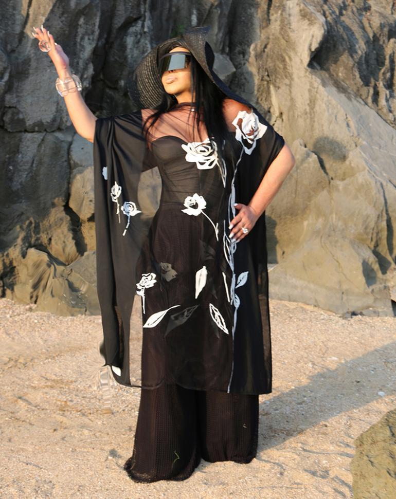 Bülent Ersoy mayoyla poz verdi