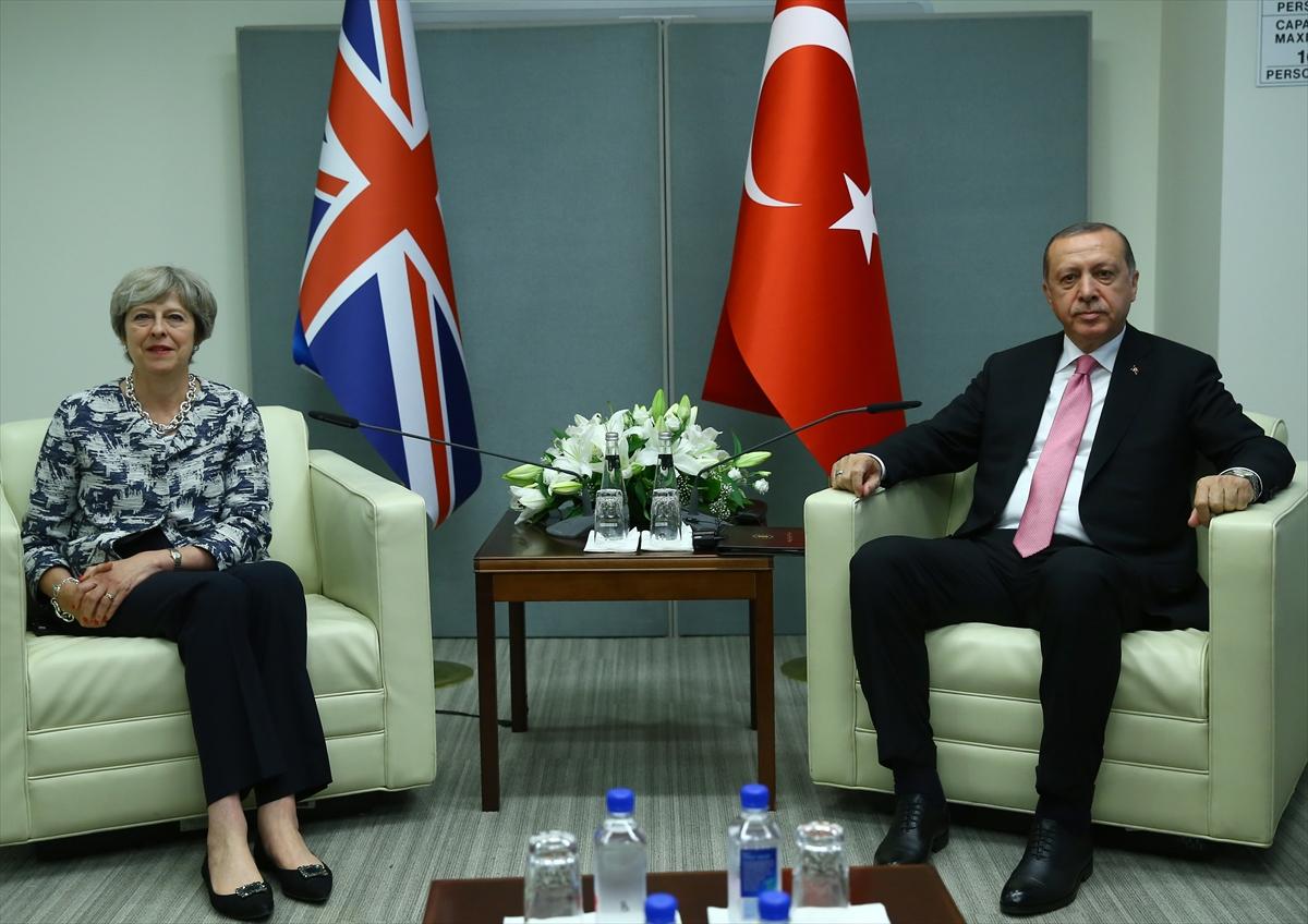 Erdoğan Fransız mevkidaşıyla görüştü