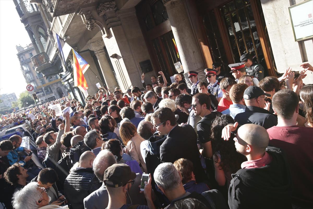 İspanyol polisi Katalan hükümet binasına baskın yaptı