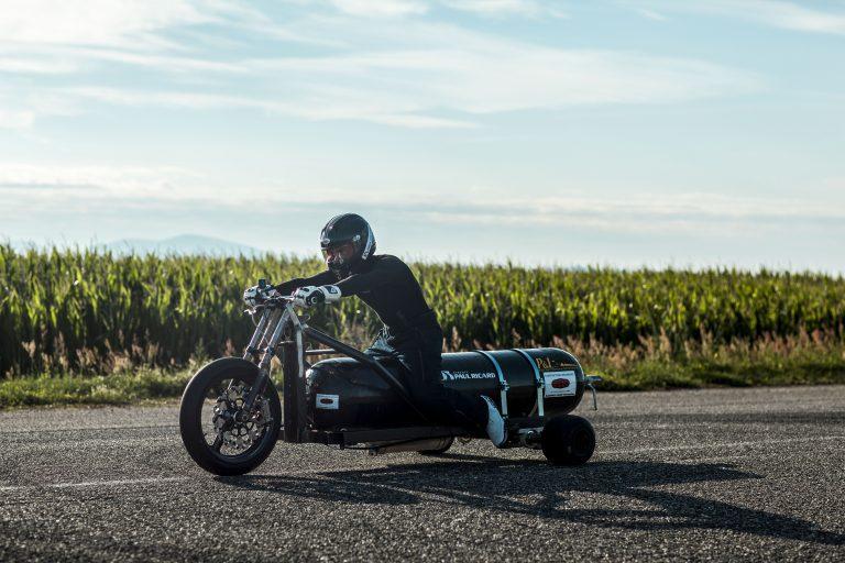 Su basıncıyla giden araç