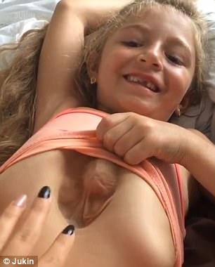 Küçük kızın kalbi dışarıda atıyor