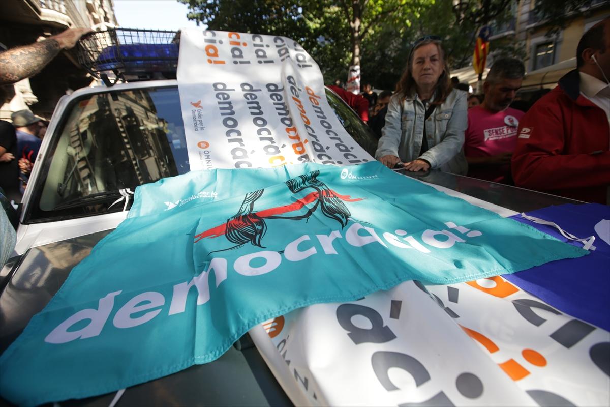 İspanyol polisi Katalan hükümet binasına baskın yaptı