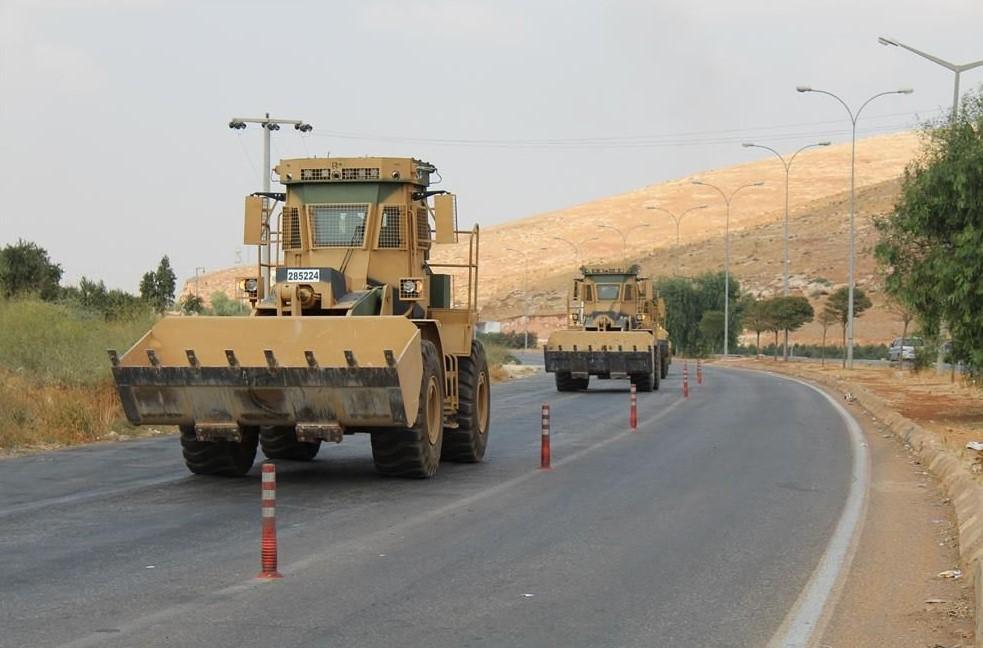 Askeri iş makineleri Suriye'ye geçti