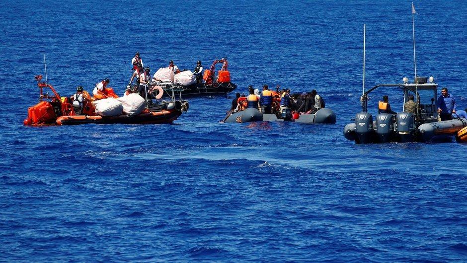 Libya kıyılarında mülteci botu battı