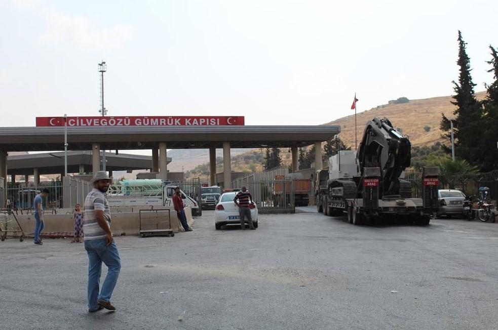 Askeri iş makineleri Suriye'ye geçti