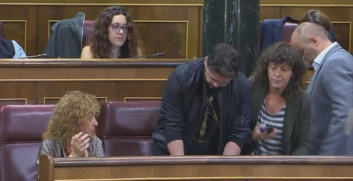 İspanyol Meclisi'nde gözatlılar protesto edildi