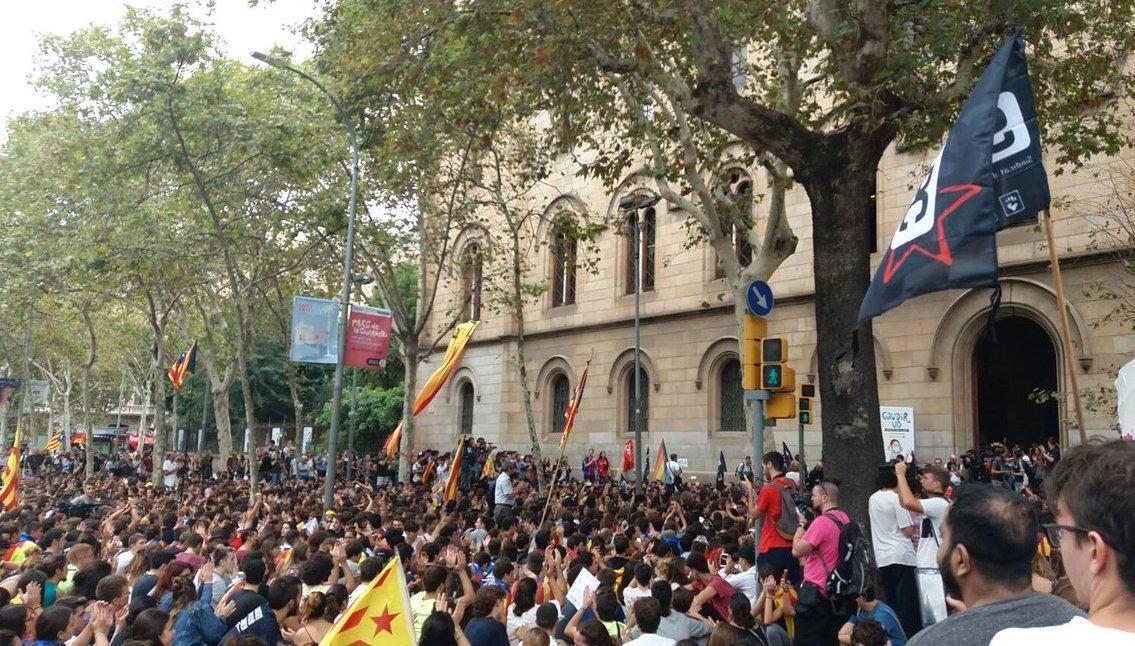 Öğrenciler Barselona Üniversitesi'ni işgal etti