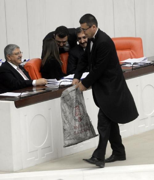 CHP'li Yarkadaş kavasların kıyafetini eleştirdi