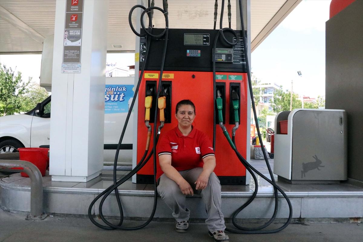 Edirne'de oğlunu okutmak isteyen anne benzincide çalışıyor