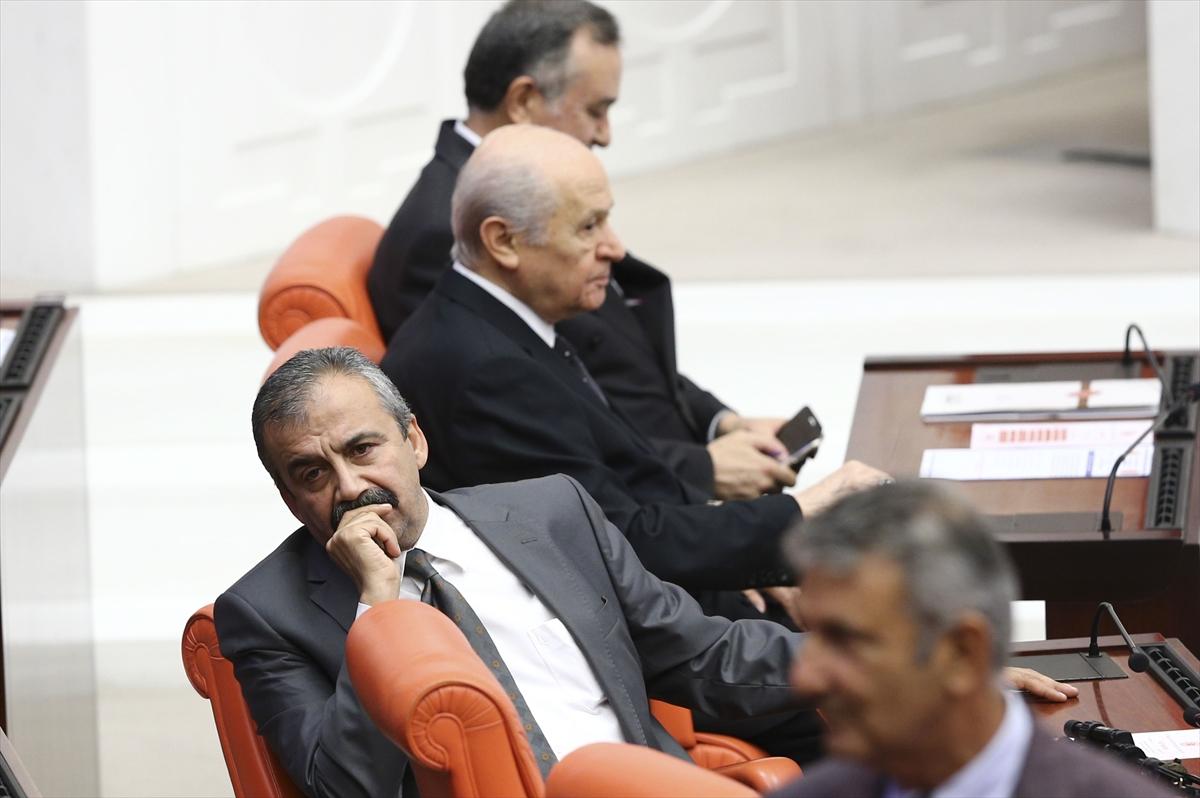 Liderler Meclis'teki tezkere görüşmelerindeydi