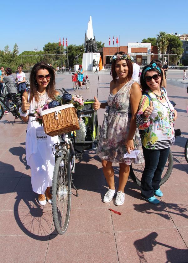 Süslü bisikletler ve kadınlar sokakları renklendirdi