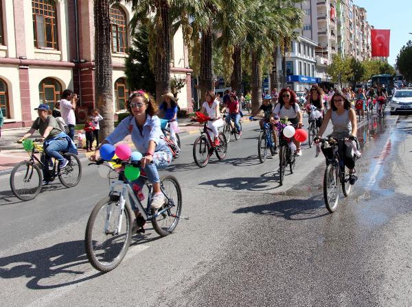 Süslü bisikletler ve kadınlar sokakları renklendirdi
