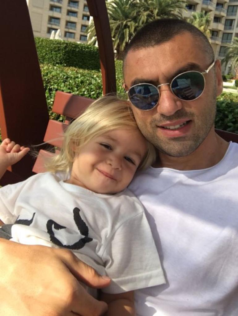 Burak Yılmaz kızını parka götürdü