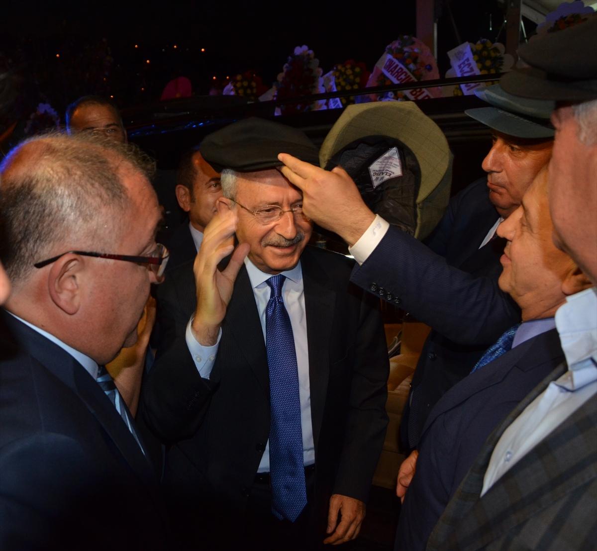 Kılıçdaroğlu Yalova'da düğüne katıldı