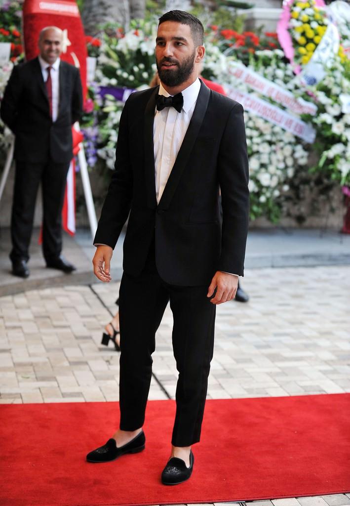 Özge Ulusoy - Arda Turan aşk yaşıyor