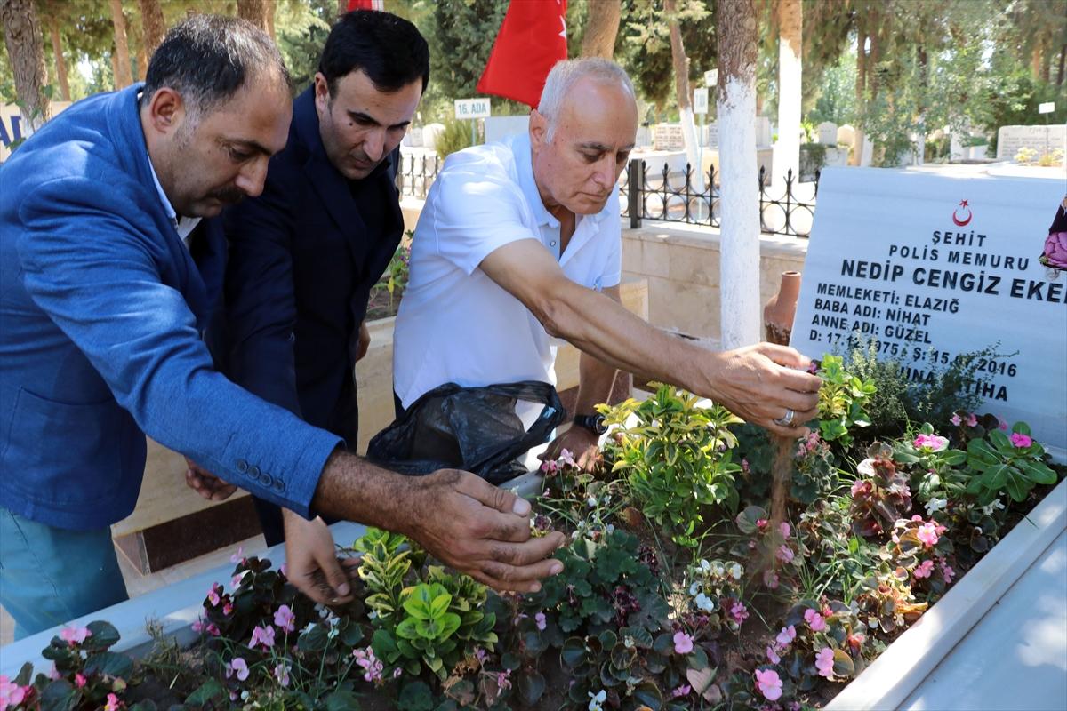 Şehidin kabrine memleketinden getirilen toprak bırakıldı
