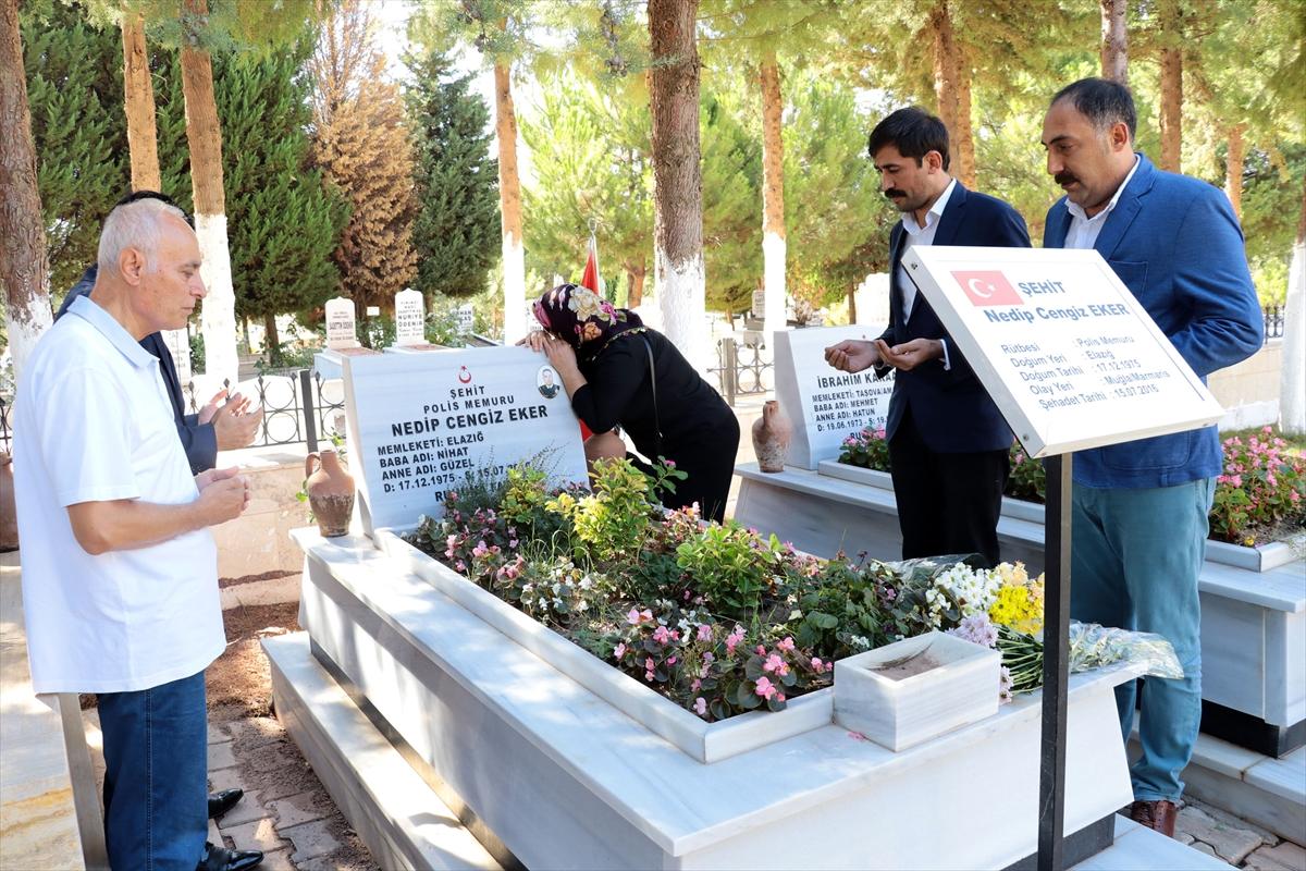 Şehidin kabrine memleketinden getirilen toprak bırakıldı