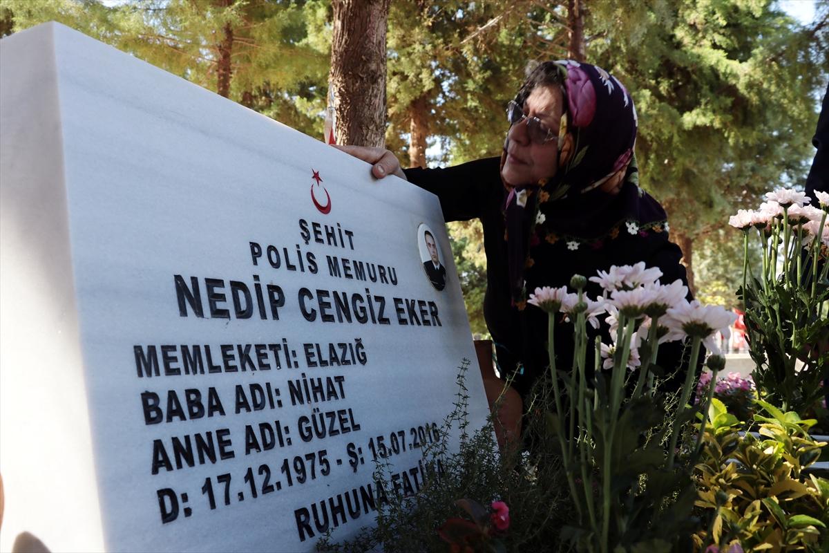 Şehidin kabrine memleketinden getirilen toprak bırakıldı