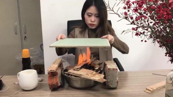 Ofis ortamında yemek yapan Çinli kadın