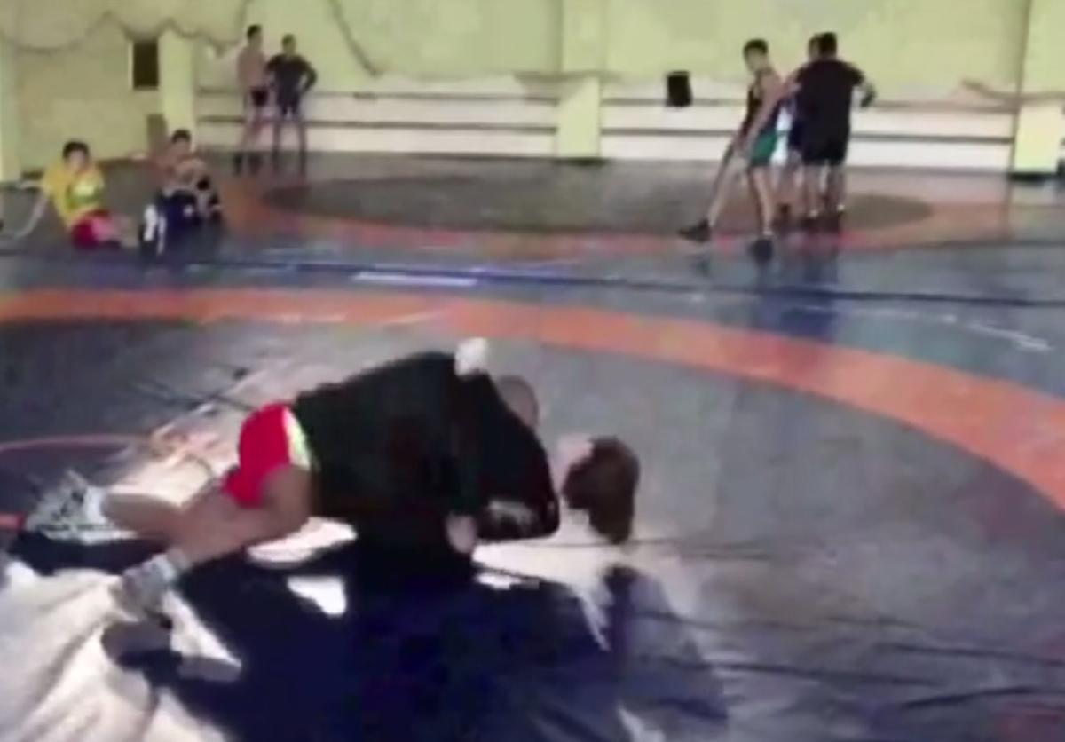 Kadın muhabire salto atan güreşçi