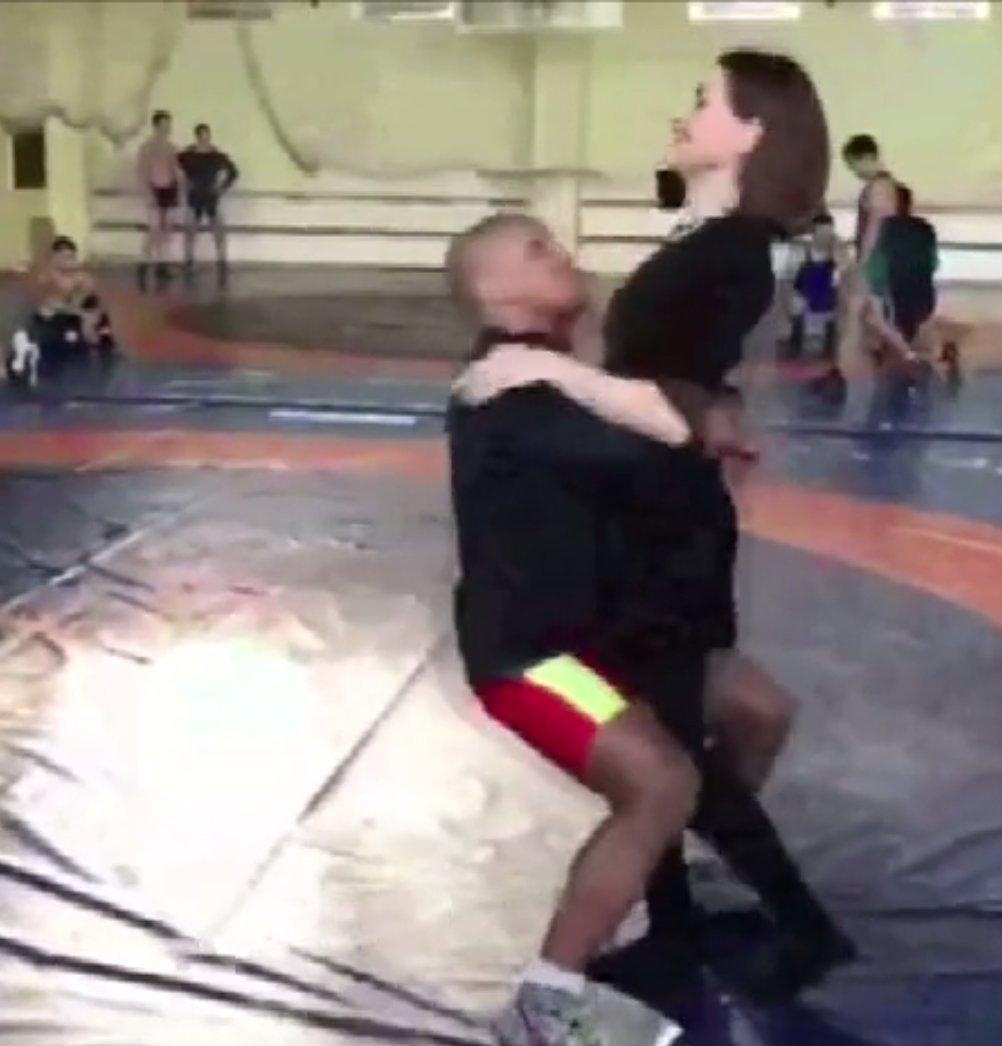 Kadın muhabire salto atan güreşçi