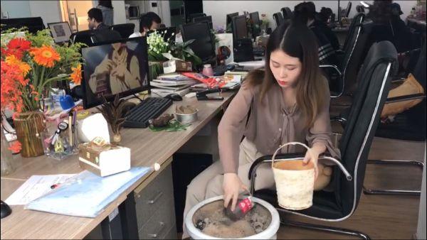 Ofis ortamında yemek yapan Çinli kadın