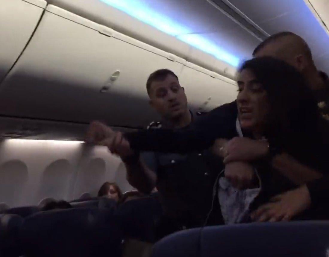 Köpek alerjisi olan kadını uçaktan attılar