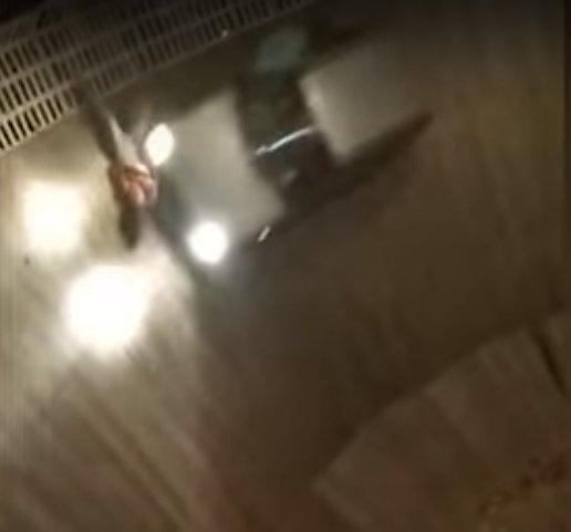 İzleyici dengesini kaybederek gösteri alanına düştü