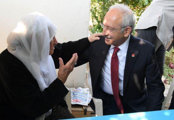Kılıçdaroğlu Manisa'da üzüm kesti