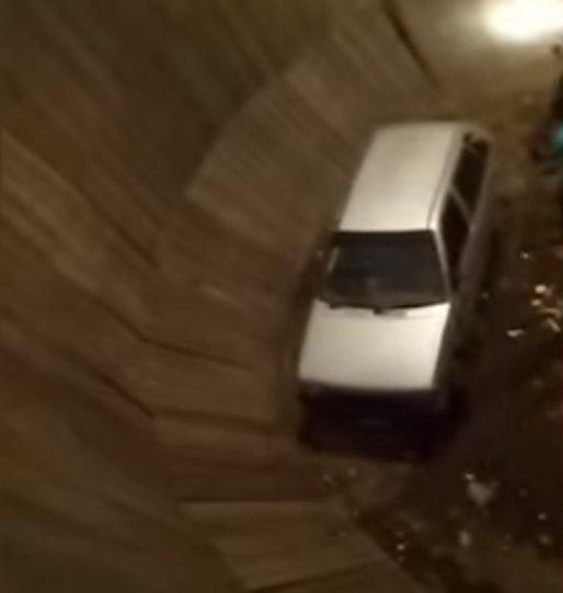 İzleyici dengesini kaybederek gösteri alanına düştü