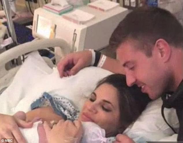 ABD'li sunucu canlı yayında doğum yapmaya başladı