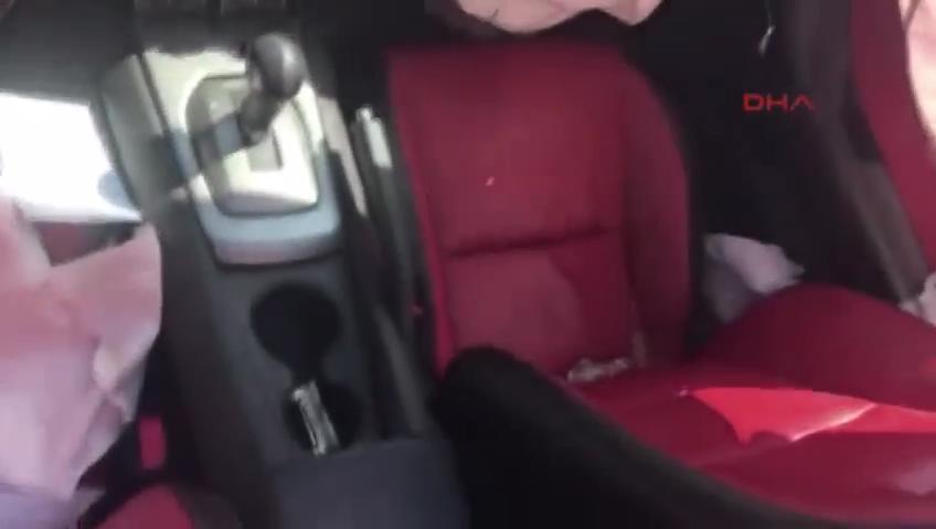 Emrah Sebes'in arabasındaki alkol şişesi ve çerez tabağı