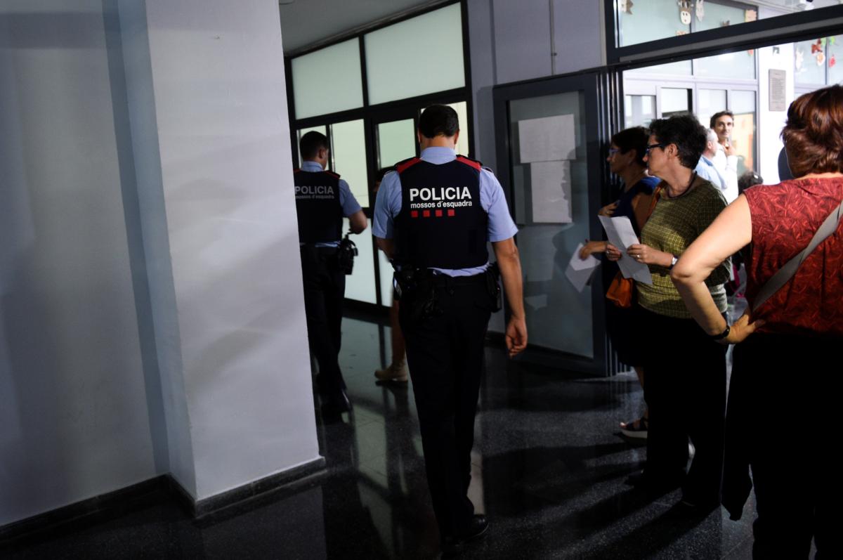 Katalan aileler okulları işgal etti