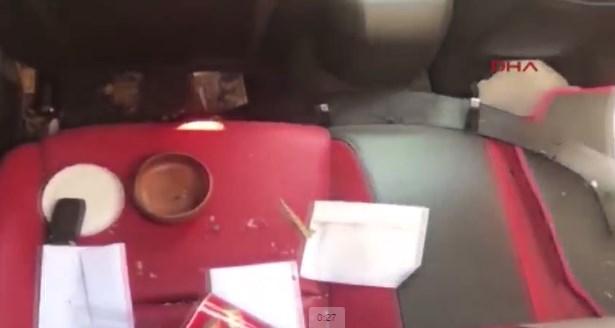 Emrah Sebes'in arabasındaki alkol şişesi ve çerez tabağı