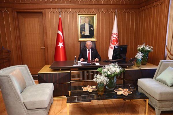 Başbakan yeni makam odasında