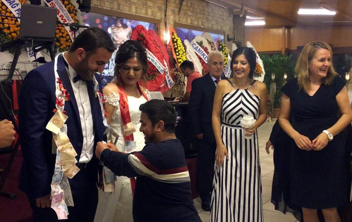 Düğünde takı yerine 'kokoreç' taktı