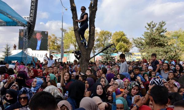 Cumhurbaşkanı Erdoğan'ın dikkatini çekmek için ağaca çıktı