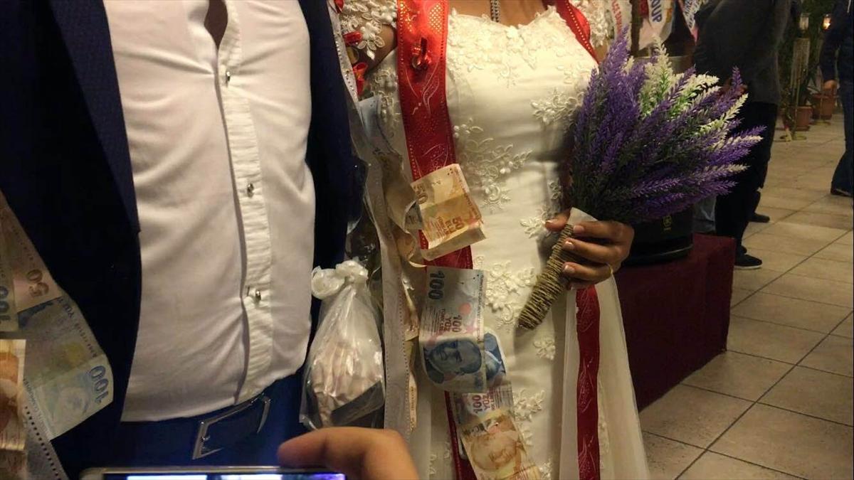 Düğünde takı yerine 'kokoreç' taktı