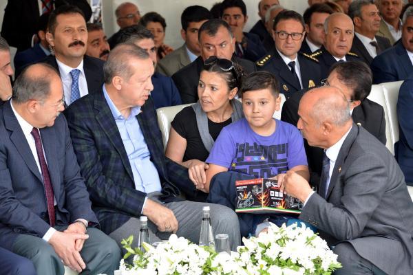 Cumhurbaşkanı Erdoğan'ın dikkatini çekmek için ağaca çıktı