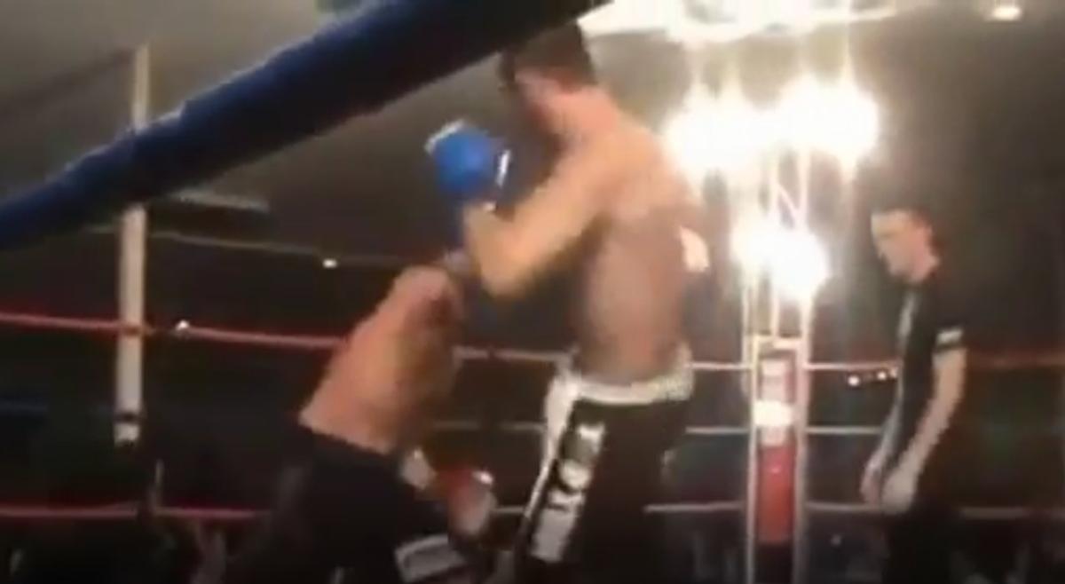 Kendi kendini nakavt eden boksör