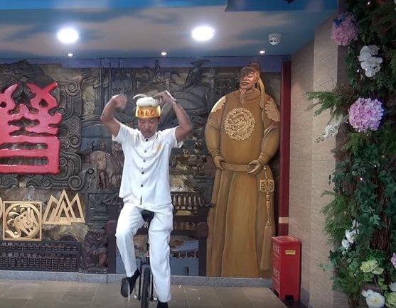 Çinli aşçının ilginç yemek hazırlama yöntemi