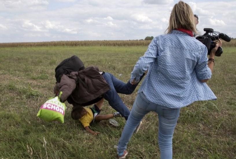 Sığınmacılara tekme atan kameramana hapis cezası