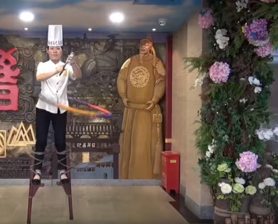 Çinli aşçının ilginç yemek hazırlama yöntemi