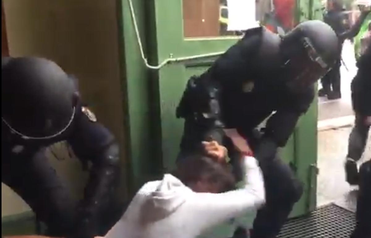 İspanya hükümeti polisleri savundu