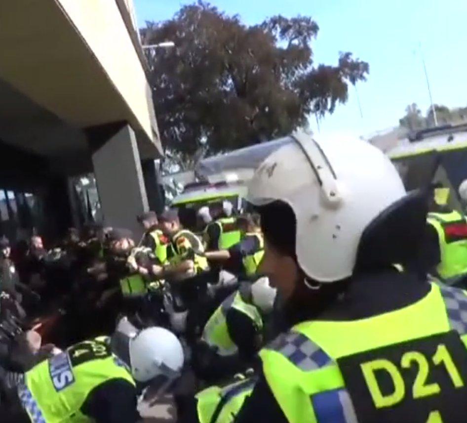 İsviçre'de ırkçı grupların gösterisi