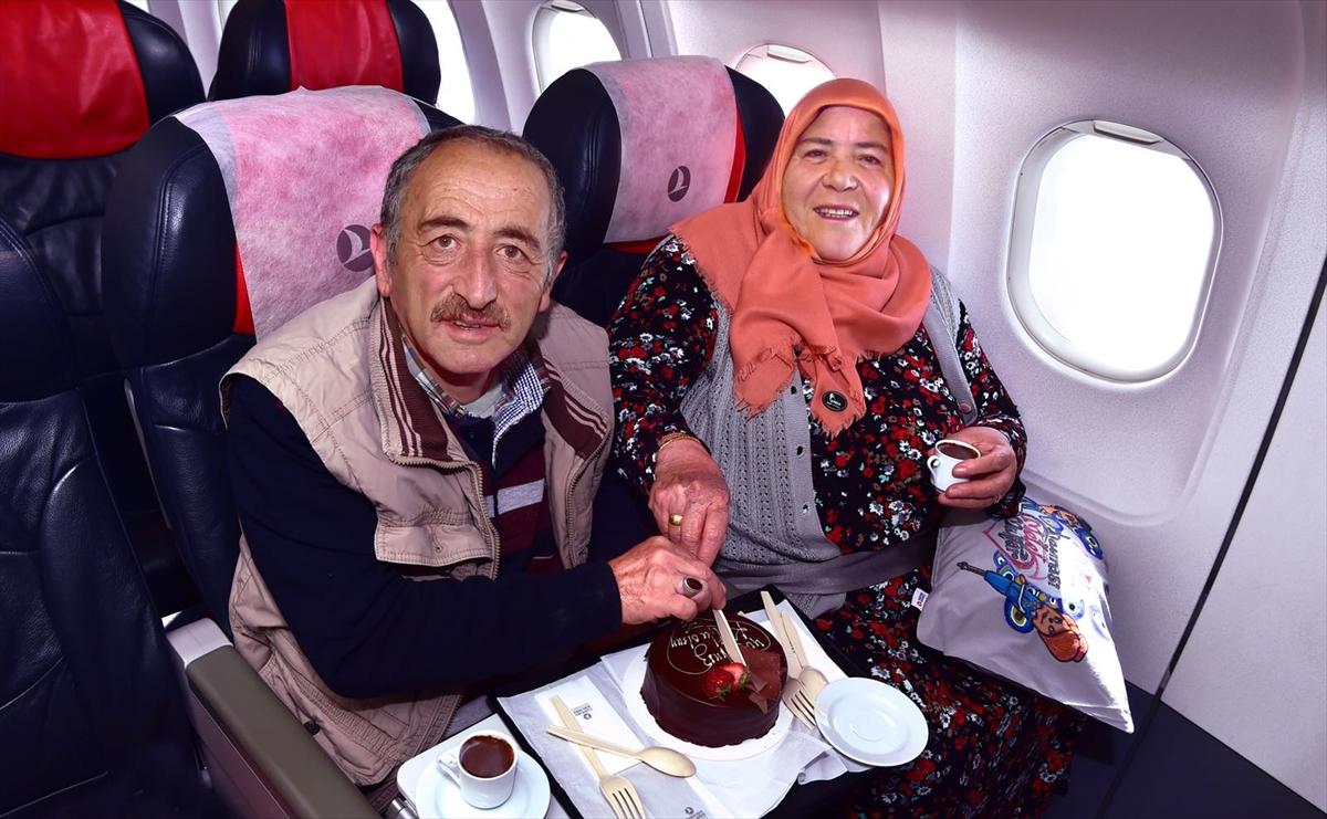 THY uçağında sürpriz yıl dönümü kutlaması